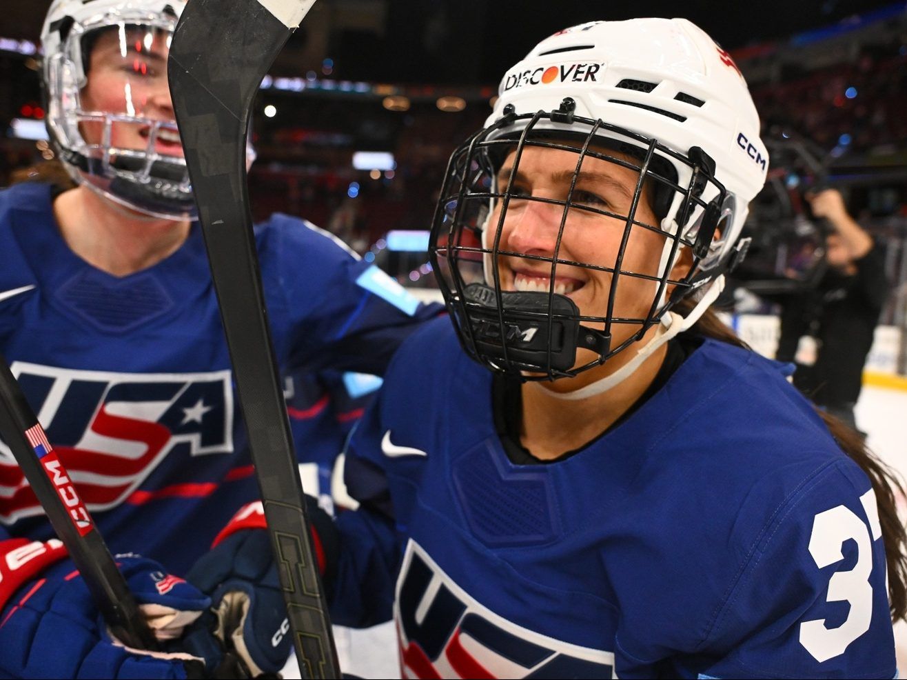 Abby Murphy from the USA celebrates the victory with her teammates.