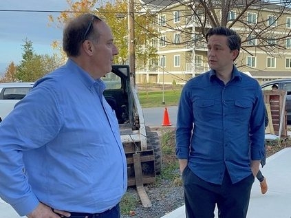  Conservative Leader Pierre Poilievre, right, speaks with West Nova MP Chris d’Entremont on Oct. 26 , 2023 n Wolfville, NSJason Malloy/Postmedia