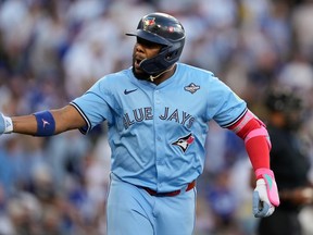 ভ্লাদিমির গুয়েরেরো জুনিয়র ম্যারি-ফিলিপ পুলিনের জার্সি পরা ভ্লাদিমির গুয়েরেরো জুনিয়র ম্যারি-ফিলিপ পুলিনের জার্সি পরা