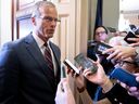 Лидер большинства в Сенате США Джон Тьюн, республиканец из Южной Дакоты, беседует с журналистами возле своего офиса в 41-й день закрытия федерального правительства в Капитолии США в Вашингтоне, округ Колумбия, в понедельник, 10 ноября 2025 года.
