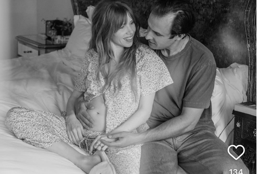  Canadian singer Carly Rae Jepsen announced on Instagram she’s pregnant with her first child with her producer-husband. (carlyraejepsen/Instagram)