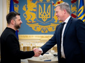 На этом фото, предоставленном пресс-службой президента Украины, президент Украины Владимир Зеленский (слева) пожимает руку министру армии США Дэну Дрисколлу в Киеве в четверг, 20 ноября 2025 года.