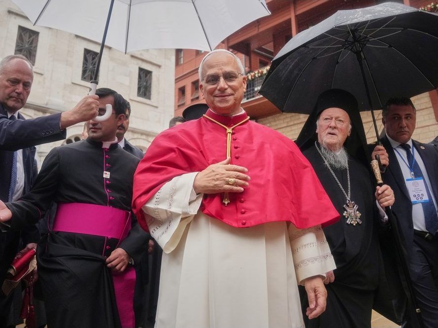Pope visits Istanbul’s Blue Mosque without praying