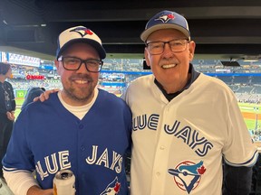 রিক বাটলার এবং তার বাবা পল 1 নভেম্বর, 2025-এ Toro.ento-এ ওয়ার্ল্ড সিরিজের গেম 7-এ অংশগ্রহণ করছেন।