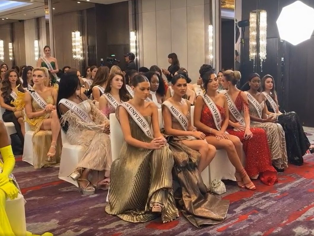  Miss Mexico, in green, standing in the back, in heated confrontation with pageant exec at event in Thailand. (Miss Universe Thailand/Facebook)
