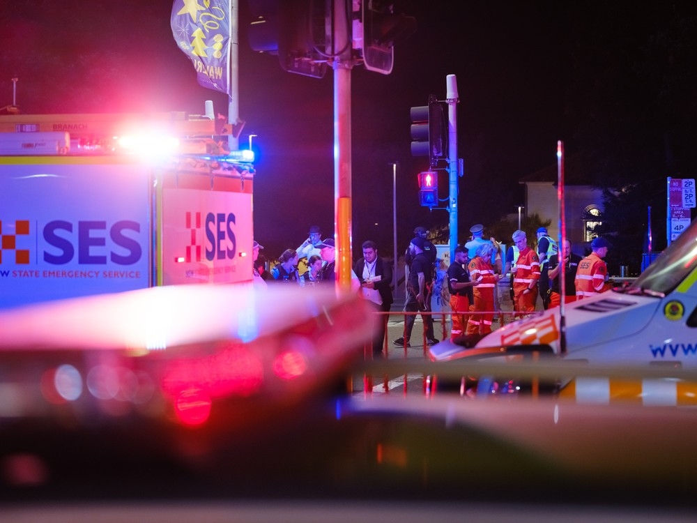  Police enforce a cordon after a mass shooting at Bondi Beach on December 14, 2025 in Sydney, Australia.