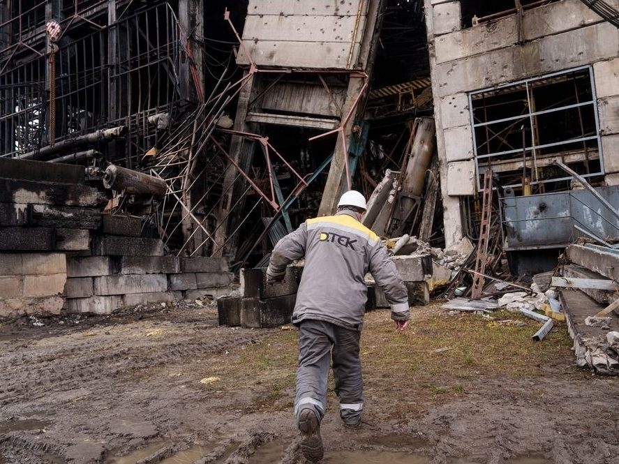 ZELENSKYY FIGHTS FOR SURVIVAL as TRUMP BETRAYS UKRAINE!