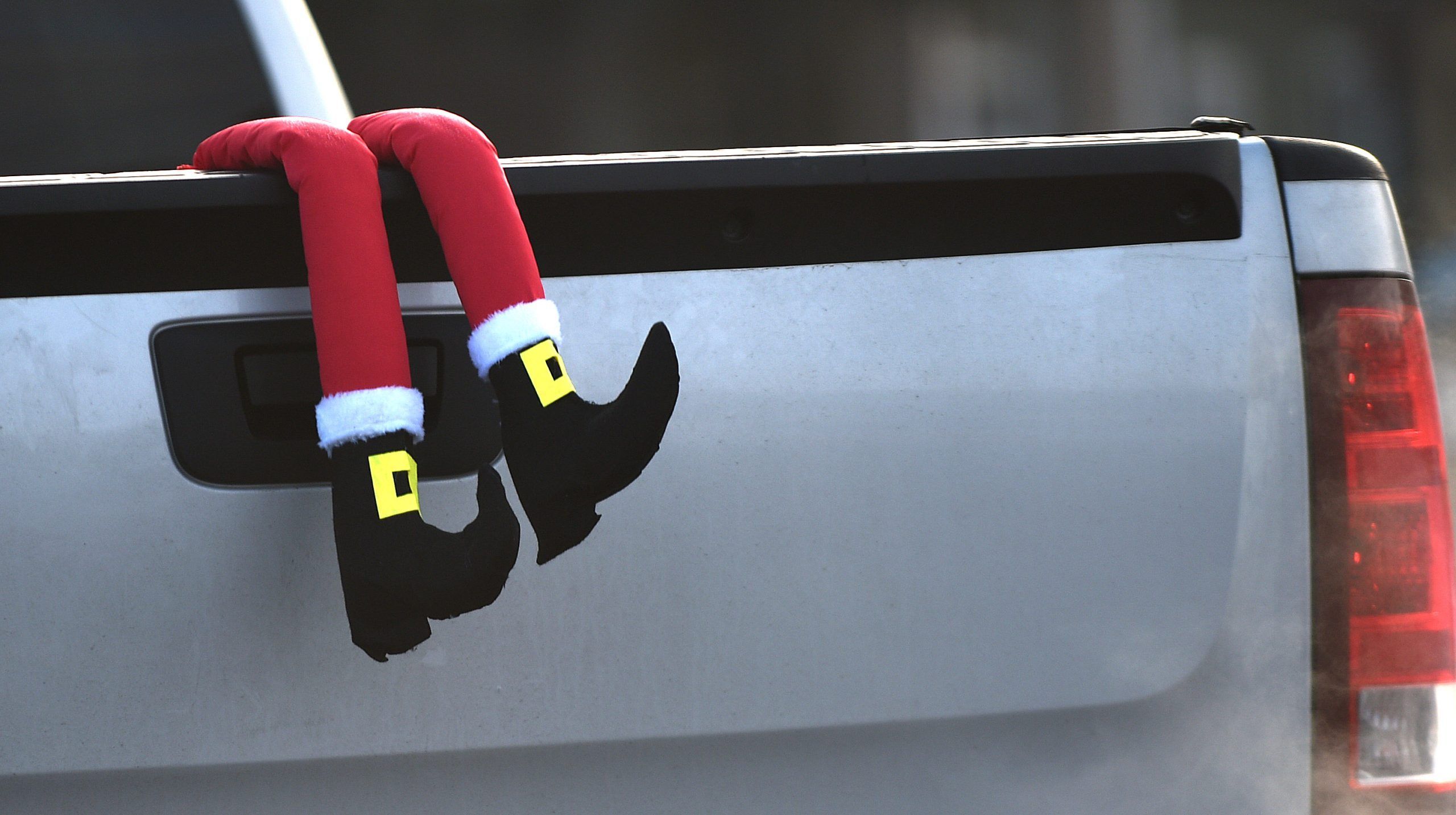 Alberta mall Santa booted after scolding beard-pulling child