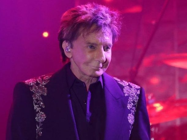 Barry Manilow pushes back start of arena tour over health concerns