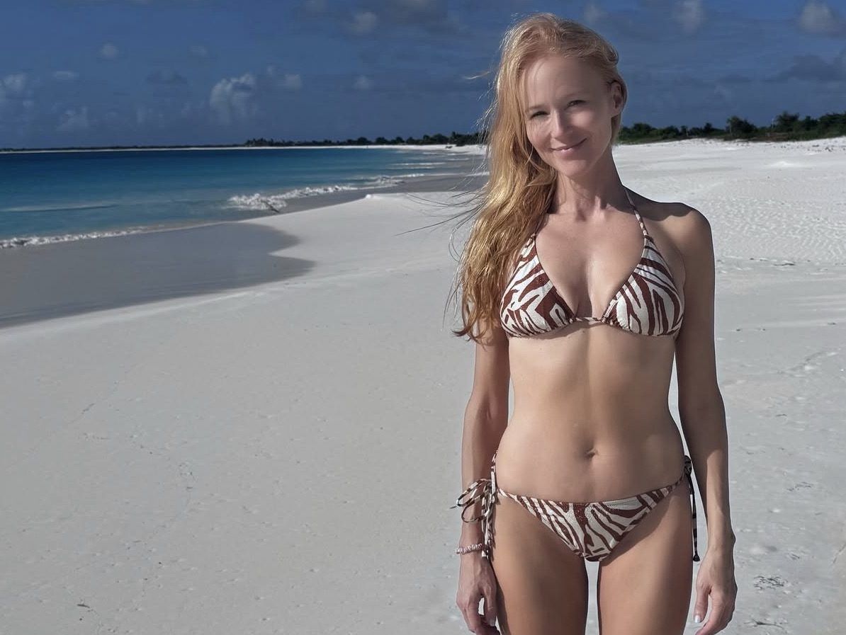'FINE WINE:' Jewel dazzles fans with sexy bikini snaps during Caribbean getaway
