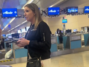 زنی به نام الکساندر کامپتون از پرتلند، اورگان، در ویدئویی که در تیکتوک منتشر شد، با پرسنل Alaska Airlines درباره رد دو گربهاش مشاجره میکند.