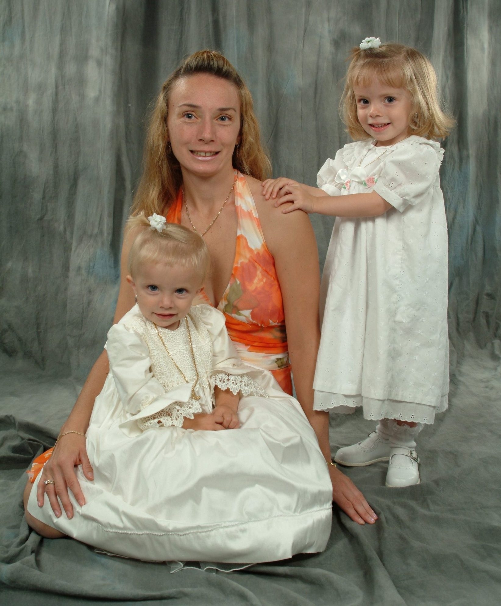  Family photograph showing Frances Elaine Campione, mother of three-year-old Serena (R) and one-year-old Sophia, during a portrait session just weeks before the two children were killed on Oct. 2, 2006.