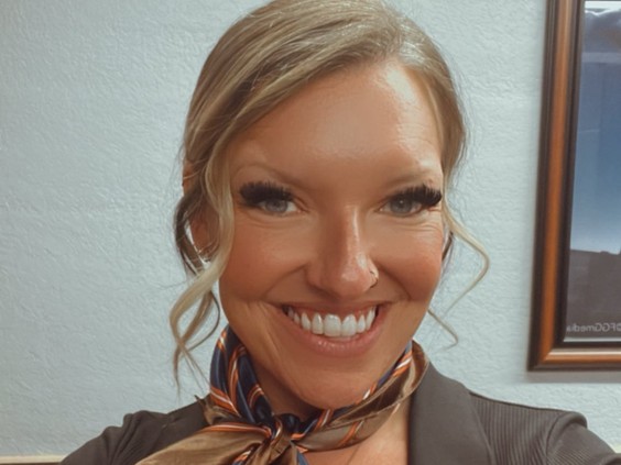 الکساندر کامپتون که ادعا میکند Alaska Airlines اجازه نداد که دو گربهاش را در یک قفس برای بازگشت به خانه در کریسمس پرواز کند. (فیسبوک)