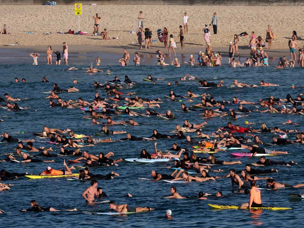 BONDİ BEACH RISES: A NATION DEFIES TERROR WITH SUNRISE VIGIL!