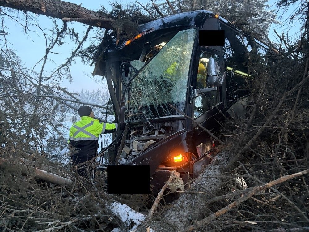 HOCKEY TEAM IN CRASH: FEARED DEAD!