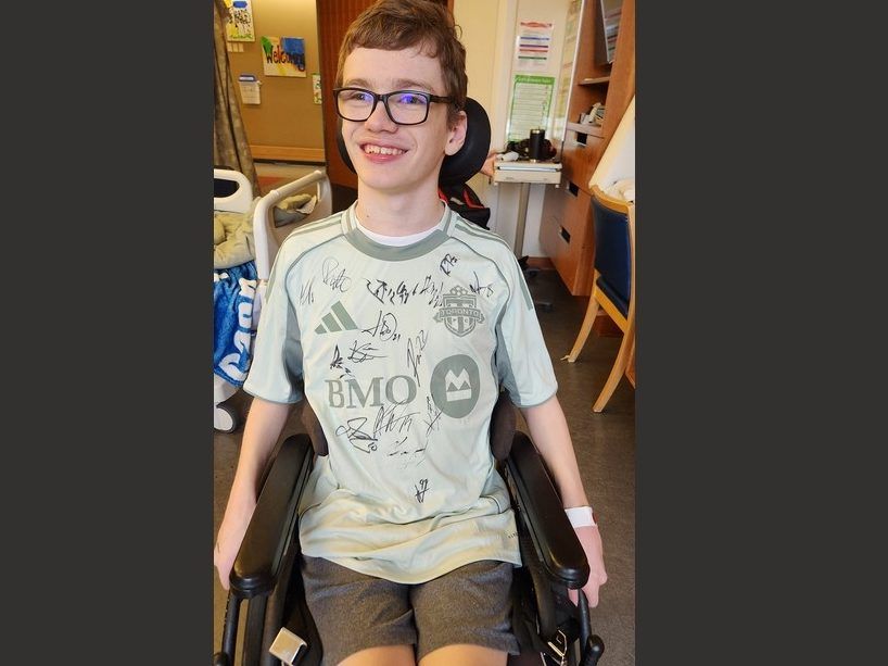 Zach Rayment in signed Toronto FC jersey at Holland Bloorview Kids Rehab. (BARB RAYMENT photo)