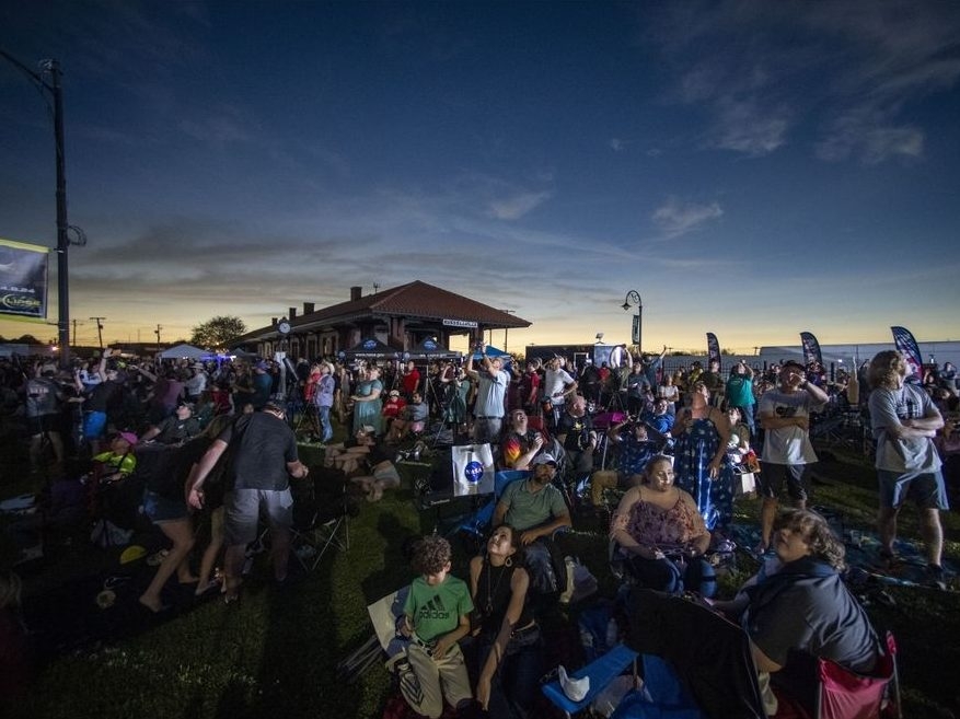  A crowd at the Russellville, Arkansas, train station watches the 2024 eclipse. (Jonathan Newton/For The Washington Post)