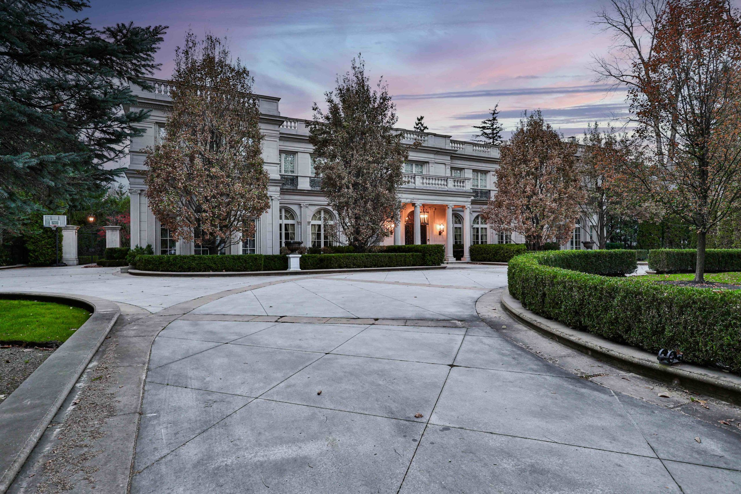 Canada’s luxury home market remains stable as prices hold up