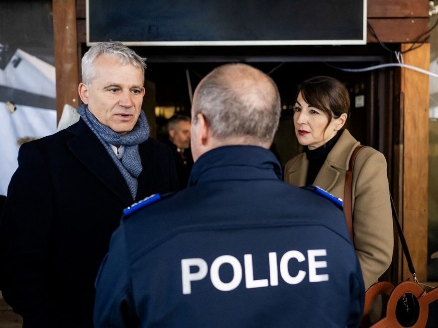  Swiss Justice Minister Beat Jans (L) speaks with Frederic Gisler, Commander of the Valais Cantonal Police (C) and Eva Wildi-Cortes, director of FEDPOL (Federal Office of Police) as they inspect the entrance of “Le Constellation” bar following a fire at the establishment during New Year’s Eve celebrations, killing 40 people and injuring 119, in the Alpine ski resort town of Crans-Montana, on January 3, 2026.