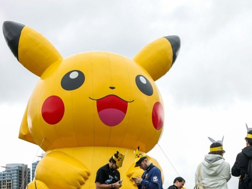 POKÉMON HEIST: Gun-Toting Thieves Target Rare Cards!