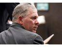 El ex jugador de béisbol Lenny Dykstra sentado durante su sentencia por robo de auto en Los Ángeles, el 3 de diciembre de 2012.
