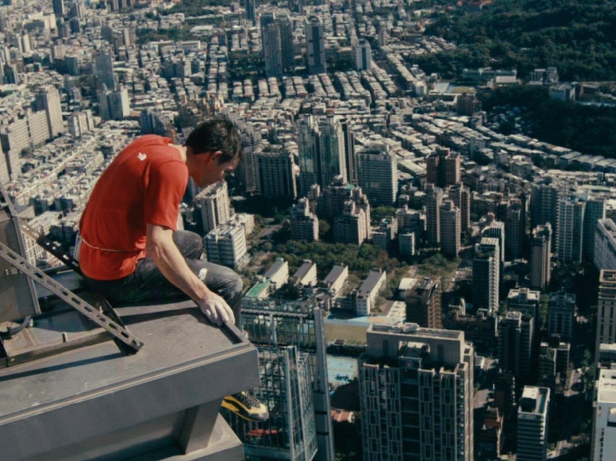 A look at Ontario daredevil stunts in wake of Taiwan skyscraper climb