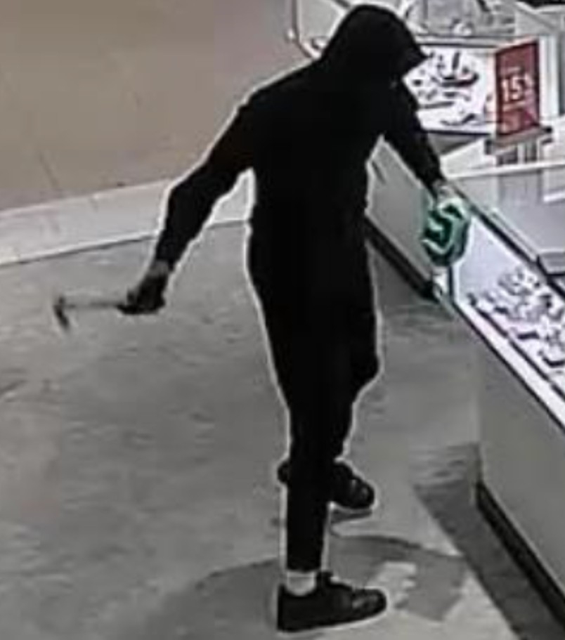  Investigators need help identifying and locating four masked bandits behind a smash-and-grab jewelry store robbery in Richmond Hill on Tuesday, Jan. 27, 2026.