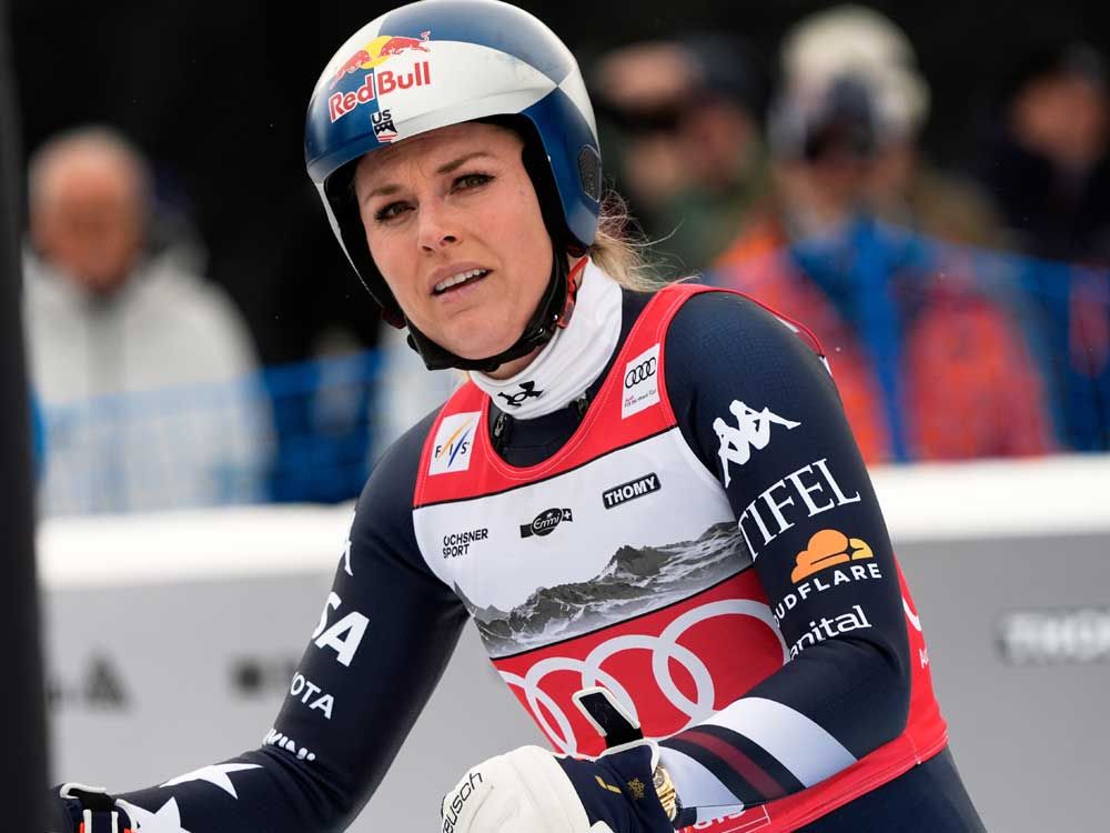 Lindsey Vonn crashes in final downhill race before Olympics