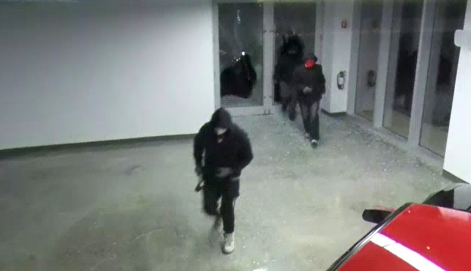  Security footage shows thieves inside the showroom of Lockwood Leasing in Oakville. HANDOUT/SCREENGRAB