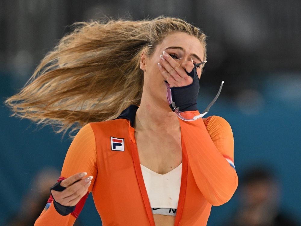 Jutta Leerdam of the Netherlands celebrates winning the gold medal in the women's 1,000 meters speedskating race at the 2026 Winter Olympics.