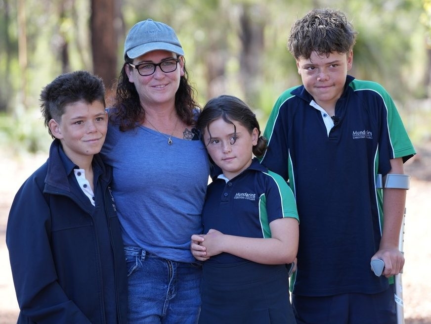  Austin Appelbee, right, poses with his brother, Beau, left, his mother, Joanne, second left, and sister Grace, in Gidgegannup, Australia, Tuesday Feb. 3, 2026, after 13-year-old Austin made an hours-long swim to raise an alarm after his family was swept out to sea off the Australian coast.