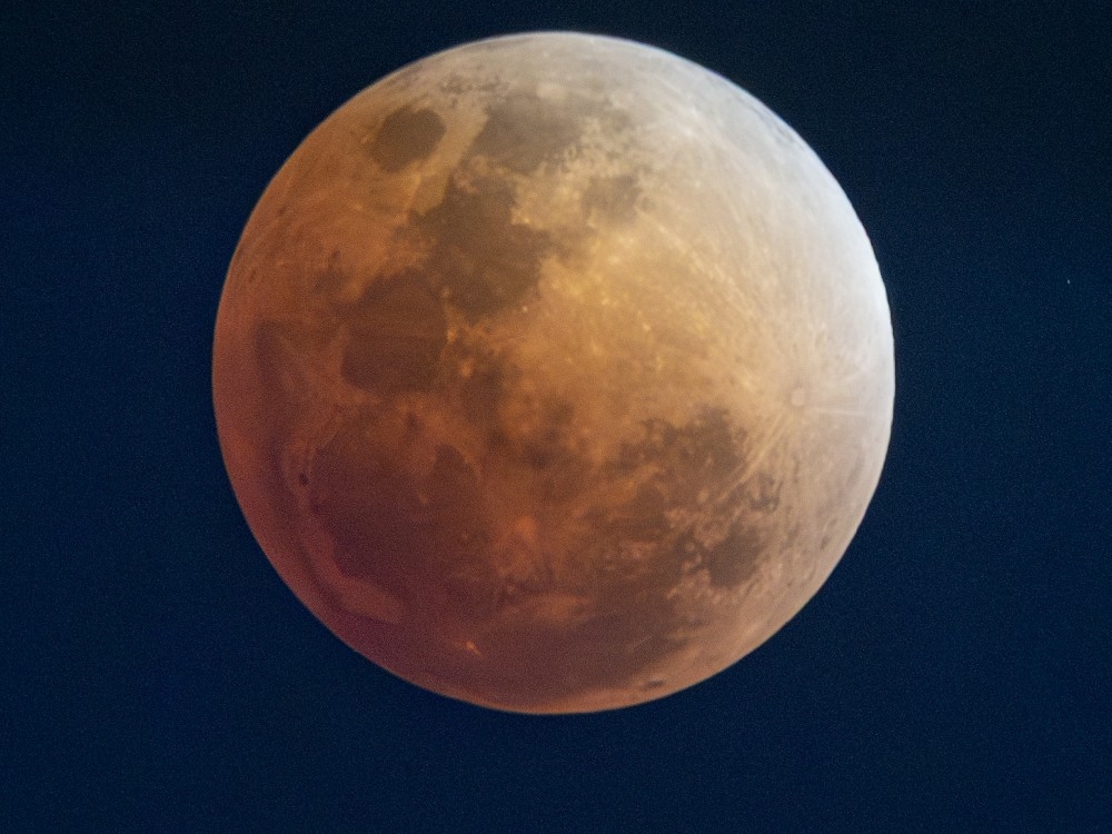 BLOOD MOON STUNS CANADA: You Won't Believe What People Are Seeing!