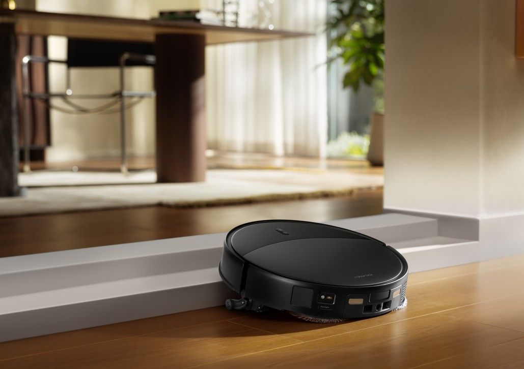 The ultra-premium Saros 20 robot vacuum and mop system.