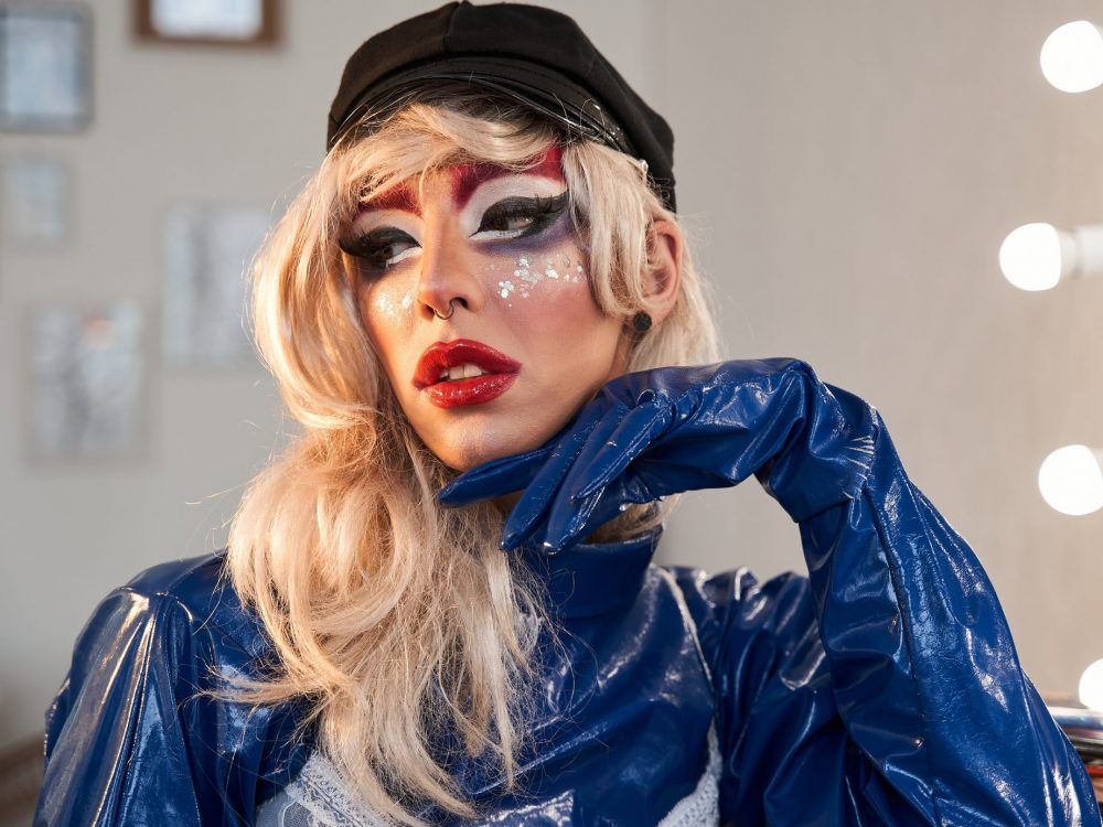 DEAR ABBY: Co-worker’s presence makes potential suitor uncomfortable