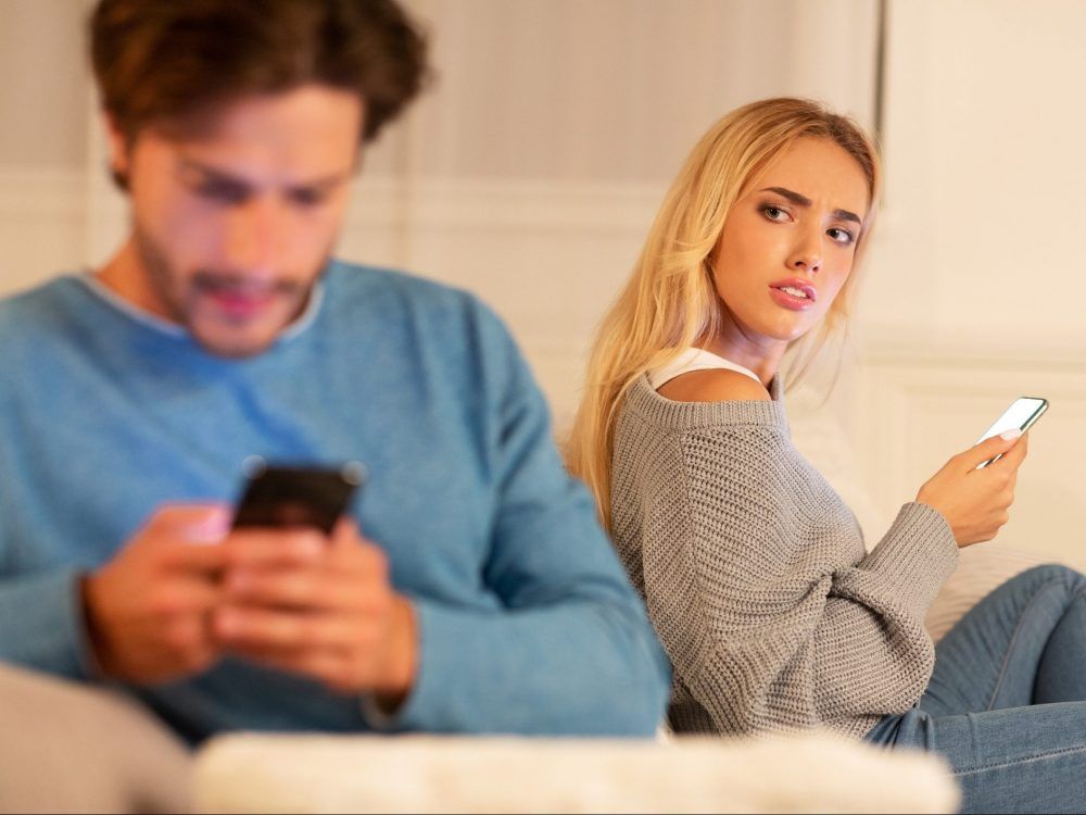 DEAR ABBY: Friend’s wife told my boyfriend to keep her texts a secret