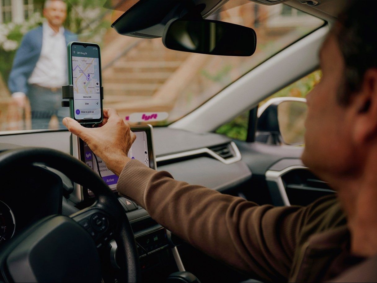 A Lyft driver picks up a passenger. (©Lyft 2026, Inc.)