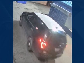 Fake undercover cop wanted for robbing people in Hamilton Fake undercover cop wanted for robbing people in Hamilton