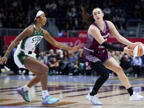 Marina Mabrey of the Toronto Tempo controls the ball