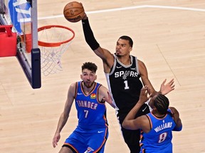 Victor Wembanyama of the San Antonio Spurs dunks