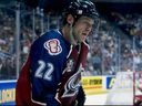 שחקן הכנף הימני קלוד למיה מ-Colorado Avalanche בפעולה במהלך משחק גמר גביע סטנלי מול פלורידה פנת'רס במיאמי ארנה במיאמי, פלורידה, ב-8 ביוני 1996. ה-Avalanche ניצחה את המשחק 3-2.