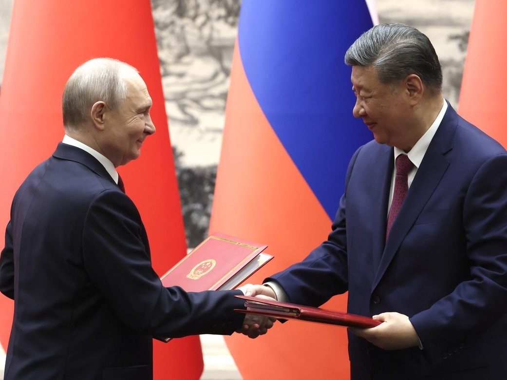  Russian President Vladimir Putin and Chinese President Xi Jinping shake hands during a signing ceremony at the Great Hall of the People on May 20, 2026 in Beijing, China.