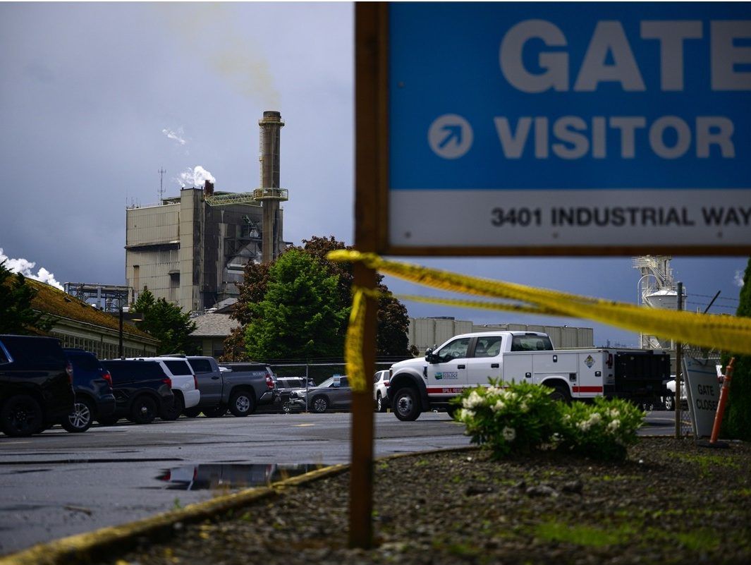 1 dead, 9 feared dead after Washington state chemical tank explosion