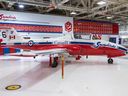 ניתן לראות מטוס קנדאייר CT-114 Tutor במהלך הודעה על טייסת 431 להפגנה אווירית ב-15 Wing Moose Jaw ב- Bushell Park, Sask., ביום שלישי, 19 במאי 2026.