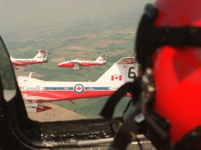 מבט מתא הטייס של Snowbirds.