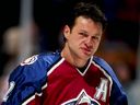 שחקן הכנף הימני קלוד למיה מ-Colorado Avalanche בפעולה במהלך משחק נגד ניו ג'רזי Devils ב-1998.