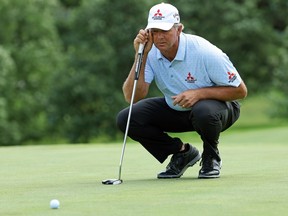 Retief Goosen מדרום אפריקה מסדר חבטה במהלך הסיבוב האחרון של ה- Principal Charity Classic בשבוע שעבר.