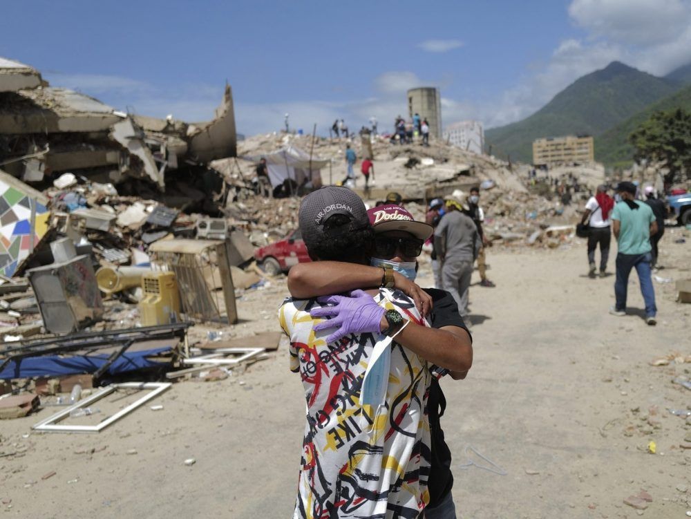 Solidarity, sadness among Venezuelans made destitute by quake