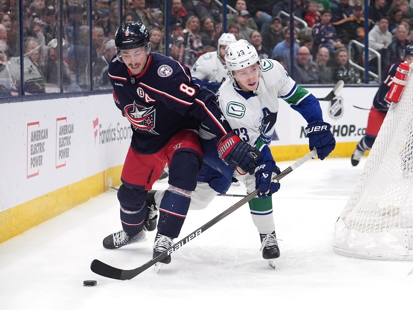 זאק ורנסקי (8) מה-Columbus Blue Jackets מתגונן נגד ג'ונתן Lekkerimäki (23) מהונקובר קאנאק במהלך התקופה הראשונה בארנה הלאומית ב-28 במרץ 2025, בקולומבוס, אוהיו. 