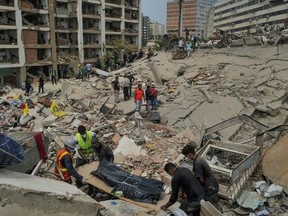 רעידות אדמה תאומות בוונצואלה הרגו לפחות 1,450 בני אדם והפחיתו מבנים להריסות.