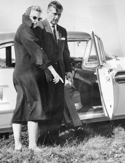  Penny shows a detective the murder scene. GETTY